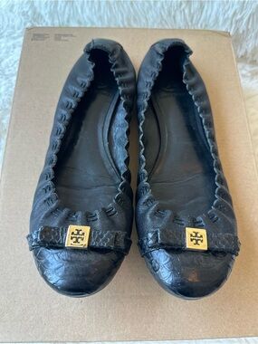Tory Burch Eddie Black Leather Ballet Flats Gold Logo Size 8 Comfort Office